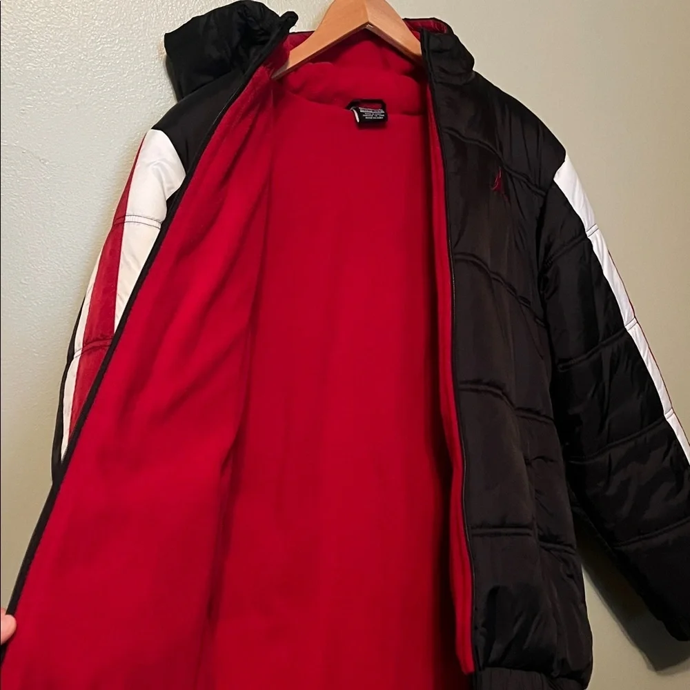Jordan Puffer Jacket black red white fleece interior teen size XL. Men’s medium